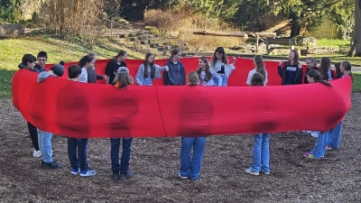 Das Bild zeigt eine Schülergruppe bei einem Kooperationsspiel. (Bild: Andreas Staufer)