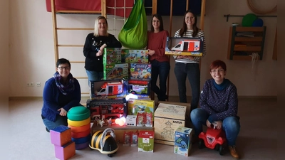 Der Elternbeirat des Kindergartens Pertolzhofen kann Spielsachen im Wert von rund 1500 Euro an die Einrichtung spenden. (Bild: Jennifer Steinbach/exb)