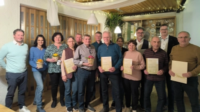 Ehrungen beim Gartenbauverein: Vorsitzender Simon Bayer, Alexandra Sastalla, Christine Winter, Edeltraud Schmid, Gerhard Lenhard, Reinhold Obermeier, 2. Vorsitzender Richard Edenharter, Manfred Kraus, Jugendleiterin Simone Raab, Martha Saalbach, Michael Prechtl, Josef Fröhlich, 1. Bürgermeister Hans Prechtl und Ehrenvorsitzender Hubert Obermeier (von links).  (Bild: Sabine Krammer)
