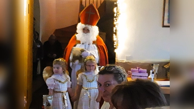 Der Nikolaus war mit zwei Engelchen erschienen (Bild: Siegfried Bock)