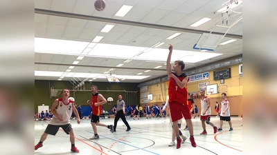 Die Augen immer auf den Korb gerichtet: Sandro Lobenhofer vom Freizeitclub Amberg 1 beim Wurf. <br> Michael Hoffmann (von links), Josef Dobmeier, Sandro Lobenhofer, Pascal Mainka, Noah Davidson; Bei dieser Partie spielten die beiden Mannschaften des Freizeitclubs der Lebenshilfe Amberg-Sulzbach gegeneinander. (Bild: Jörg Beer/exb)