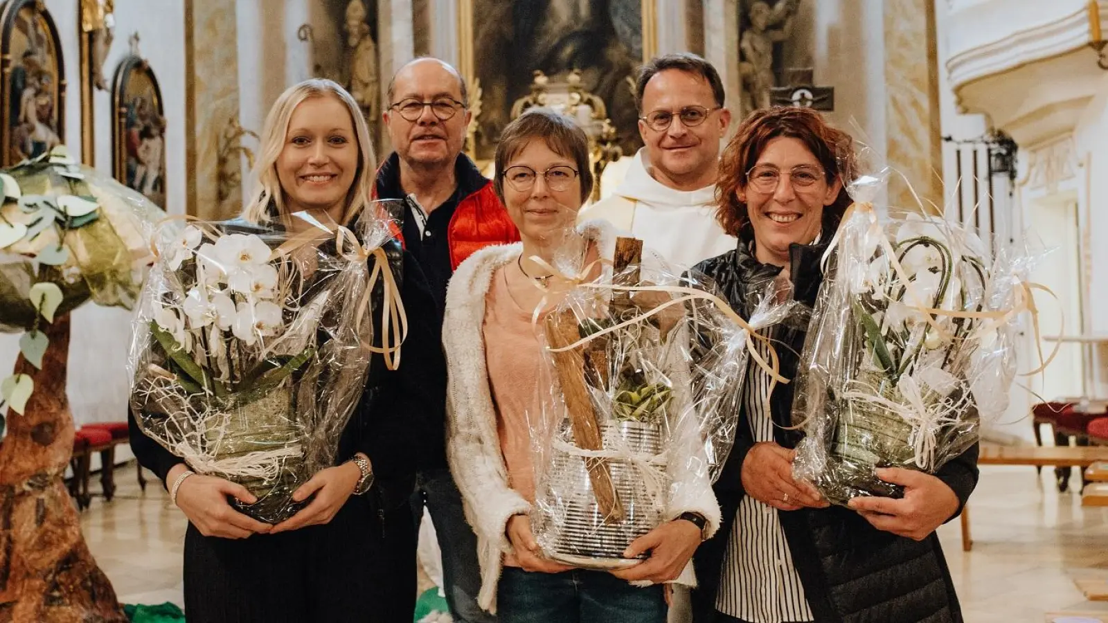Dekan Alexander Hösl und Kirchenpfleger Werner Hanauer - hintere Reihe<br>von links: Katharina Hösl (stellv. KiTa - Leitung), Johanna Pflaum (Erzieherin), Birgit Bocka (KiTa - Leitung) (Bild: Maike Beimler)