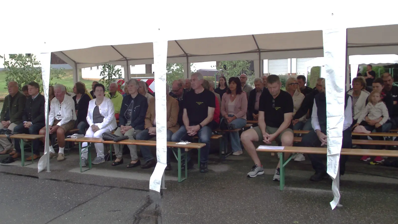 Durch ein eilig aufgestelltes Zelt konnten die Besucher den Jubiläumsgottesdienst anlässlich des 125jährigen Kapellenjubiläums in Matzlesrieth verfolgen.  (Bild: Robert Ronke)