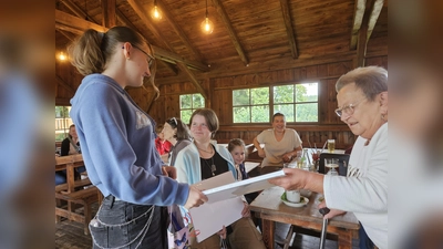 Die Gewinnerinnen freuten sich über Leinwände und Malutensilien. v.l. Jasmin Bauer, Marie Stahl, Ida Malzer, r. Lia Zimmermann, hinten v.l. Edeltraud Nowak und Ulrike Tragl. (Bild: Hubert Rosner)