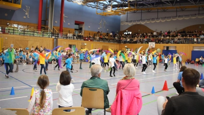 Die zweiten Klassen zeigten einen bunten Tüchertanz. (Bild: Manuel Wißlicen )
