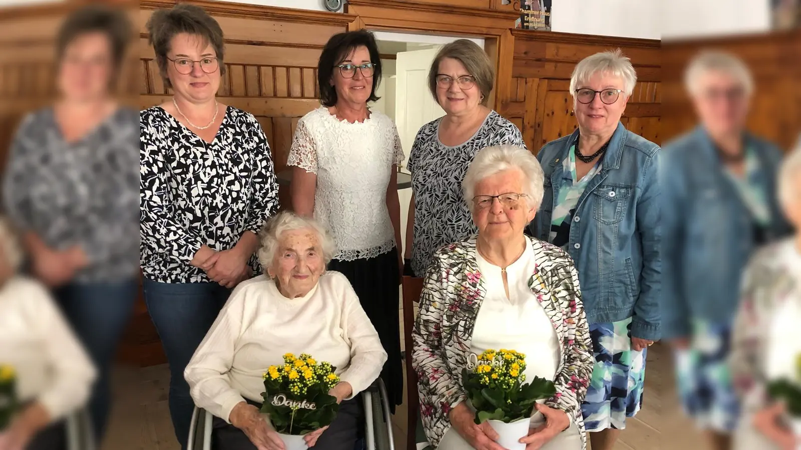 Bürgermeisterin Sonja Meier (von hinten links), Monika Bösl, Monika Fichtinger und Angelika Vogl gratulieren den beiden Jubilarinnen Fanny Schwendner (vorne links) und Irene Nodes (vorne rechts) (Bild: Elisabeth Bauer)