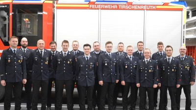 Von links: stv. Vorstände Rainer Burkhard und Christian Nickl, Vorstand Markus Mayer, Max Trottmann, Nico Blei, Paul Kasseckert, Simon Haulena, Hans Männer, Henrik Haulena, stv. Kommandant Thomas Sladky, Sebastian Reimann, stv. Kommandant Michael Schwarz, Stefan Bäuml, Maximilian Sladky, Christian Nurtsch, Kommandant Matthias Haulena.  (Bild: Frederik Römer)