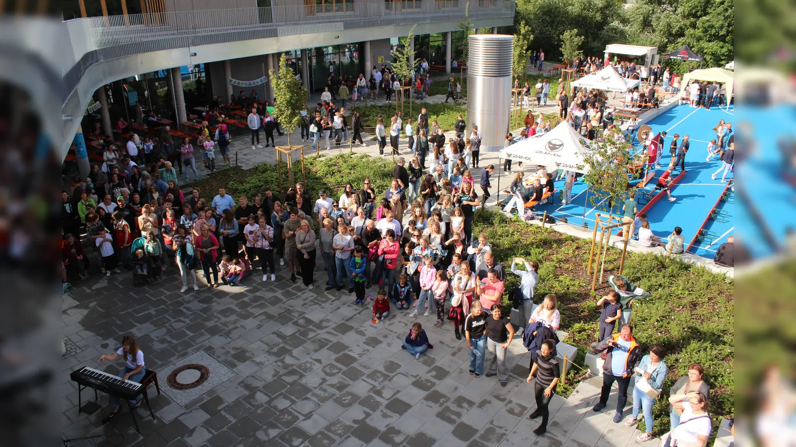Der Außenbereich der neuen Kemnather Realschule bot das ideale Ambiente für ein rauschendes Sommerfest. (Bild: Hermann Daubenmerkl)