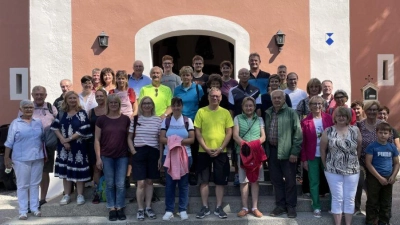 Zur Fuß und mit dem Radl sind auch heuer wieder die Pfarrangehörigen aus den Pfarreien Hohenburg, Adertshausen und Ransbach zur Wallfahrtkirche „Maria Heil der Kranken” gepilgert. 2.v.li. Wallfahrtsleiter Johann Reisen. (Bild: Paul Böhm)