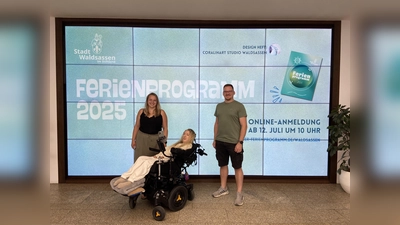 Ferienprogramm 2025, v.l.: Katja Bloßfeldt (Jugendbeauftragte und 3. Bürgermeisterin), Carolin Treml, Andreas Koch (Jugendbeauftragter). (Bild: Stadt Waldsassen)