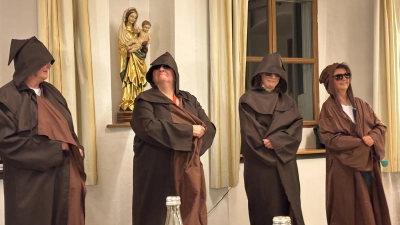 Bunt und fröhlich ging´s auch heuer wieder zu beim heiteren Abend des Katholischen Frauenbundes Sulzbach-Rosenberg im Pfarrheim St. Marien. (Bild: Anna Maria Raab)