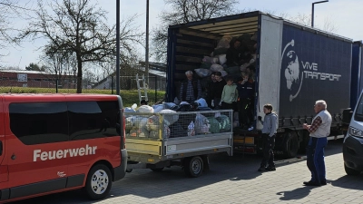 Hinter dem Feuerwehrgerätehaus wurden die durch die Kameradinnen und Kameraden gesammelten Altkleider auf einen LKW verladen.  (Bild: Lukas Fenzl)