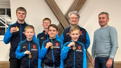 Die Judoka Jonas Scharping, Hendrik Meiler, Nils Heldmann, Max Baur und Ben Lösch (von links) wurden 3. Bayerischer Meister, wozu Trainer Manfred Schmid und Vorsitzender Lothar Trager gratulierten (Bild: Jürgen Meiler)