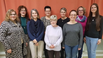 Das Foto zeigt links die Chorleiterin Brigitte Kreuzer mit dem neugewählten Vorstand, rechts die neue Vorsitzende Sabine Klier. (Bild: Monika Kunz)