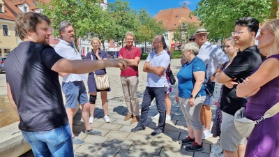 Torsten Will (links) vom Büro Brückner &amp; Brückner Architekten begrüßte die Mitglieder des Schwandorfer Architekturzirkels auf dem Marktplatz von Tirschenreuth. (Bild: Thomas Dobler)
