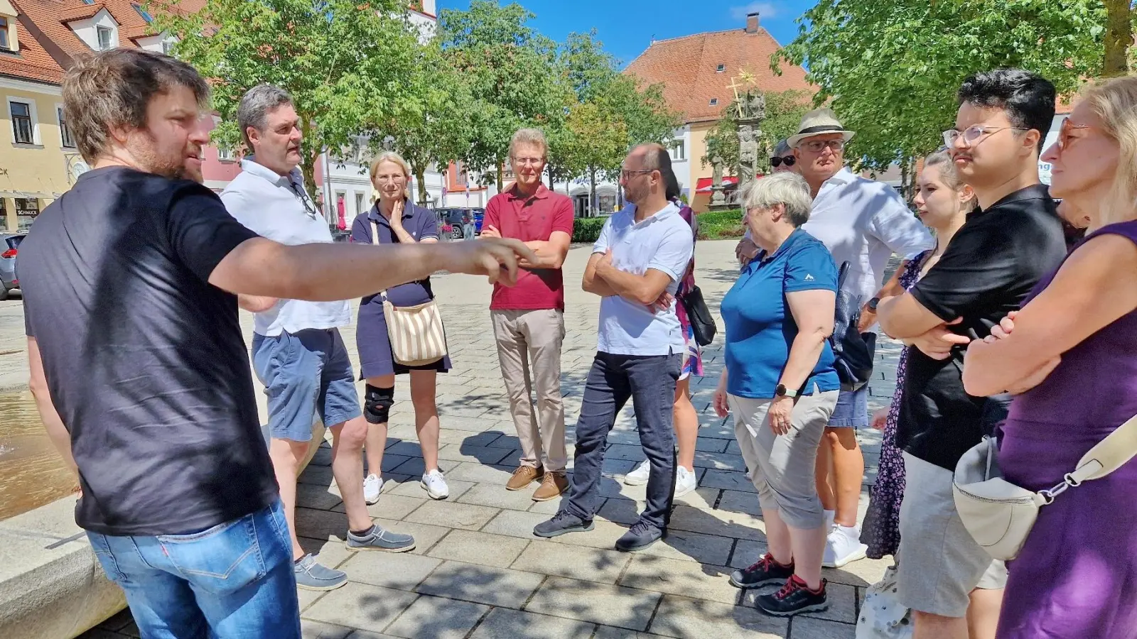 Torsten Will (links) vom Büro Brückner &amp; Brückner Architekten begrüßte die Mitglieder des Schwandorfer Architekturzirkels auf dem Marktplatz von Tirschenreuth. (Bild: Thomas Dobler)