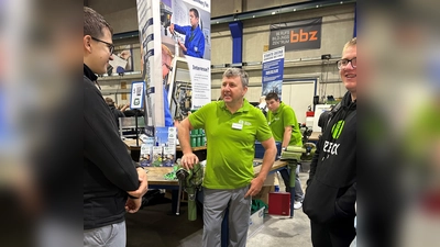 Ausbildungsmeister Georg Grabinger (Mitte) gab am Informationsstand des ZMS beim Berufs-Erlebnis-Tag wertvolle Informationen über die Ausbildungsmöglichkeiten in technischen Berufen. (Bild: Franz Grabinger)