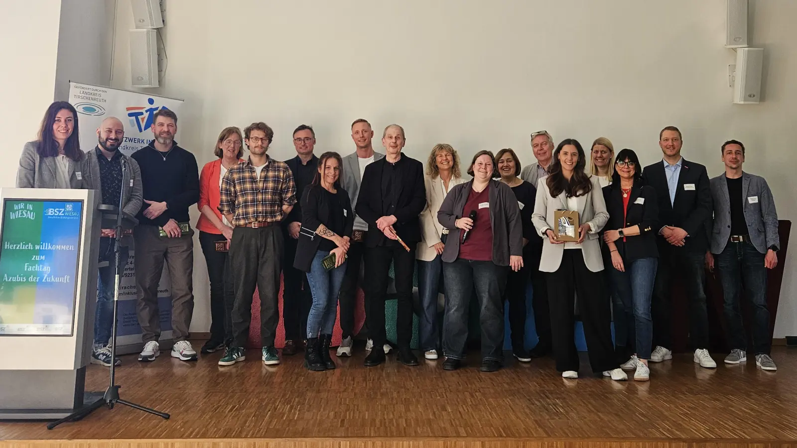 Die Verantwortlichen um Christina Ponader (Achte von rechts) zusammen mit den Sessionleiterinnen und -leitern. (Bild: Elena Popova)