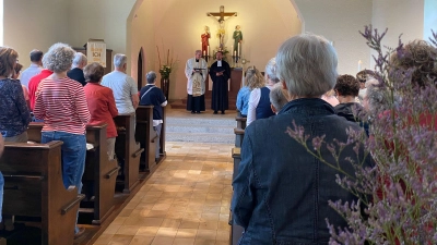 Vollbesetzt war die evangelische Kirche bei den Oberpfälzer Kulturtagen. Da passt auch das Thema der Kulturtage : „Kummt`s eina” (Bild: Heidi Kurz)