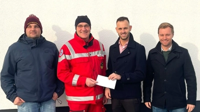 Bei der Übergabe der Spende, von rechts der Vorsitzende der DGE, Manuel Falk, Kassier Marco Meier, der Vorsitzende der Wasserwacht, Michael Schmid, und der Betriebsleiter des Ehenfelder Gemeinschaftshauses, Daniel Kummer. (Bild: Fritz Dietl )