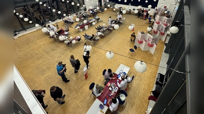 233 Blutspender durchliefen beim ersten Blutspende-Termin des Jahres wieder die Stadthalle Erbendorf. (Bild: Sven Lehner)