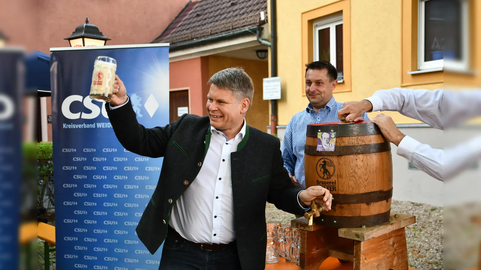 O-zapft ist. Schirmherr Benjamin Zeitler und CSU Ortsvorsitzender Stephan Gollwitzer stachen das Faß Max-Reger Dunkel an.  (Bild: Dagmar Nachtigall)
