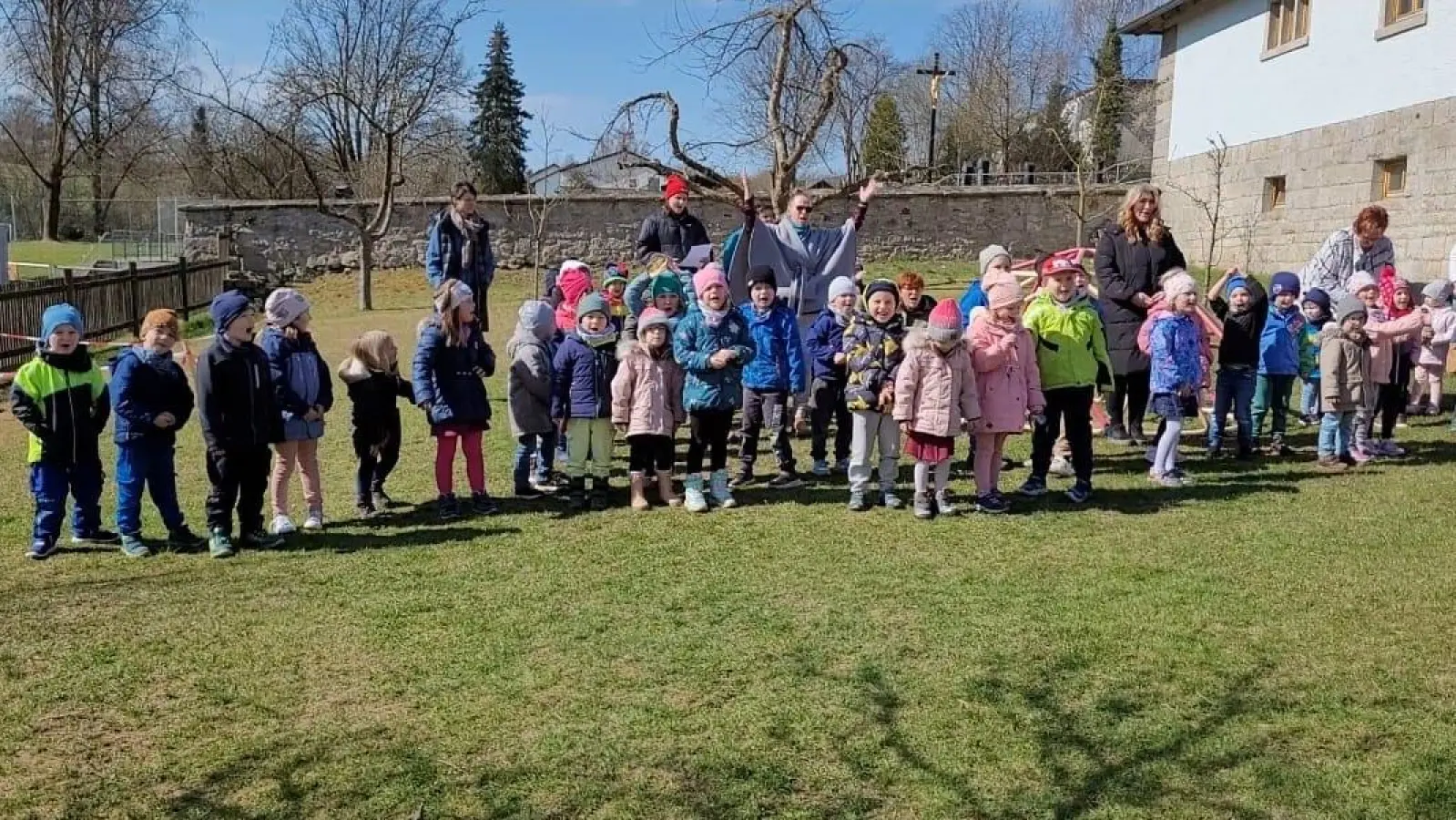 Stolz trugen die Kita-Kinder beim Hebfest ihr Lied „Wer &#39;ne Kita bauen will, der braucht Steine ...” vor. (Bild: Kathrin Plouschka)