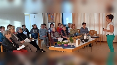 Referentin Frau Beate Schneck bei ihrem Vortrag im Pfarrheim Teunz. (Bild: Elisabeth Dietz )