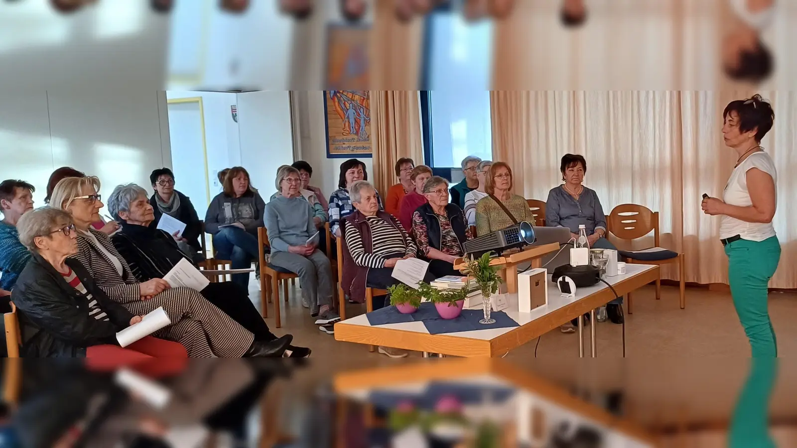 Referentin Frau Beate Schneck bei ihrem Vortrag im Pfarrheim Teunz. (Bild: Elisabeth Dietz )
