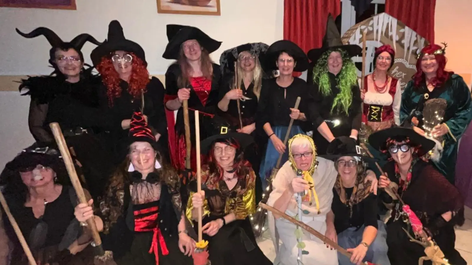 „Glühende Besen” on Tour beim Weiberfasching in Dieterskirchen.  (Bild: Annalena Ruhland)