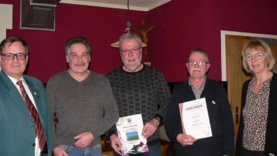 Für 40 Jahre Treue zur „Lyra” wurde Wolfgang Eimer (Zweiter von rechts) und für 20 Jahre Lutz Hengge geehrt. Es gratulierten Vorsitzender Hans-Georg Birkmüller, sein Stellvertreter Willi Köllner und Zweite Bürgermeisterin Sigrid Ziegler. (Bild: mh)
