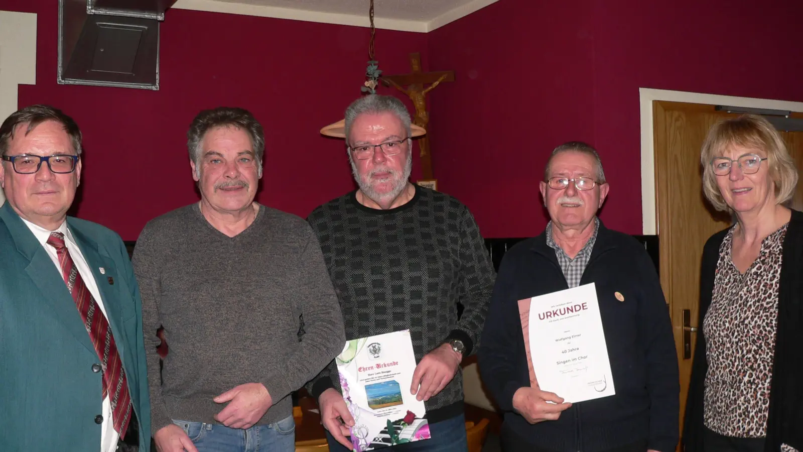 Für 40 Jahre Treue zur „Lyra” wurde Wolfgang Eimer (Zweiter von rechts) und für 20 Jahre Lutz Hengge geehrt. Es gratulierten Vorsitzender Hans-Georg Birkmüller, sein Stellvertreter Willi Köllner und Zweite Bürgermeisterin Sigrid Ziegler. (Bild: mh)