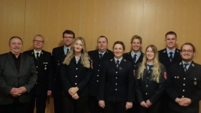 Die neue Vorstandschaft der FF Gebenbach-Kainsricht mit (v.li.) Bürgermeister Peter Dotzler, Kreisbrandrat Christoph Stobl, 2. Kommandant Christian Weber, Kassenprüferin Isabell Zintl, 1. Kommandant Georg Wisneth, Schriftführerin Steffanie Wisneth, Kassiererin Annette Schöpf, Kassenprüferin Leonie Schmarander, 2. Vorsitzender Jonas Schmittendorf und 1. Vorsitzender Eric Jungmann.  (Bild: Franz Gottschalk)