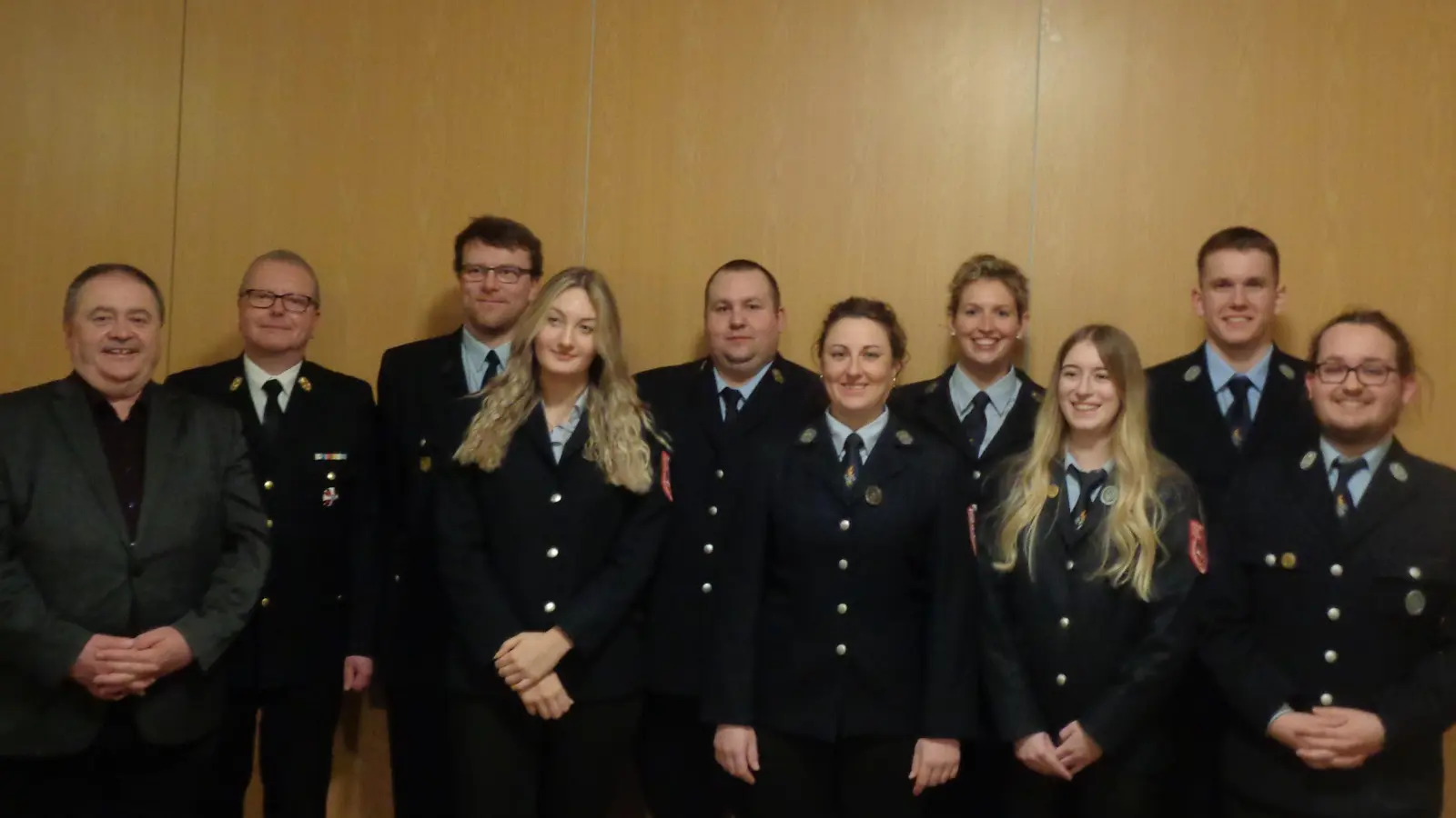 Die neue Vorstandschaft der FF Gebenbach-Kainsricht mit (v.li.) Bürgermeister Peter Dotzler, Kreisbrandrat Christoph Stobl, 2. Kommandant Christian Weber, Kassenprüferin Isabell Zintl, 1. Kommandant Georg Wisneth, Schriftführerin Steffanie Wisneth, Kassiererin Annette Schöpf, Kassenprüferin Leonie Schmarander, 2. Vorsitzender Jonas Schmittendorf und 1. Vorsitzender Eric Jungmann.  (Bild: Franz Gottschalk)