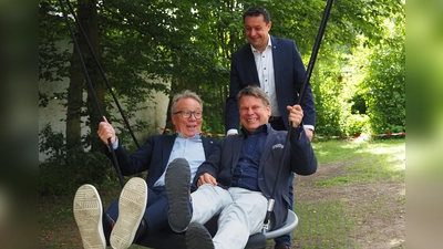 Bürgermeister Wildenauer und Stadtrat Zeitler testen die neue Schaukel (Bild: Peter Steigner)