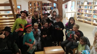 Bei der Party zum Jubiläum „100 Jahre Otfried Preußler” in der Stadtbücherei Waldsassen hatten die Kinder viel Spaß. (Bild: Stadtbücherei Waldsassen/exb)