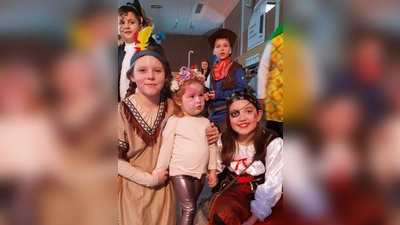 Die kleine Anni (Mitte) hatte noch Berühungsängste aber für die Kids wurde beim Kinderfasching wieder einiges geboten. (Bild: Peter Gattaut)