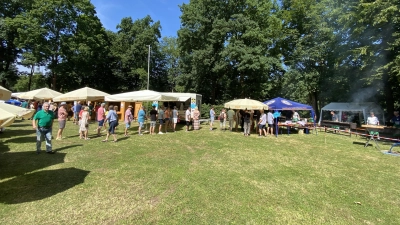 Bestes Wetter und schmackhafte Schmankerl gab es im Schlosspark (Bild: Michael Bauer)