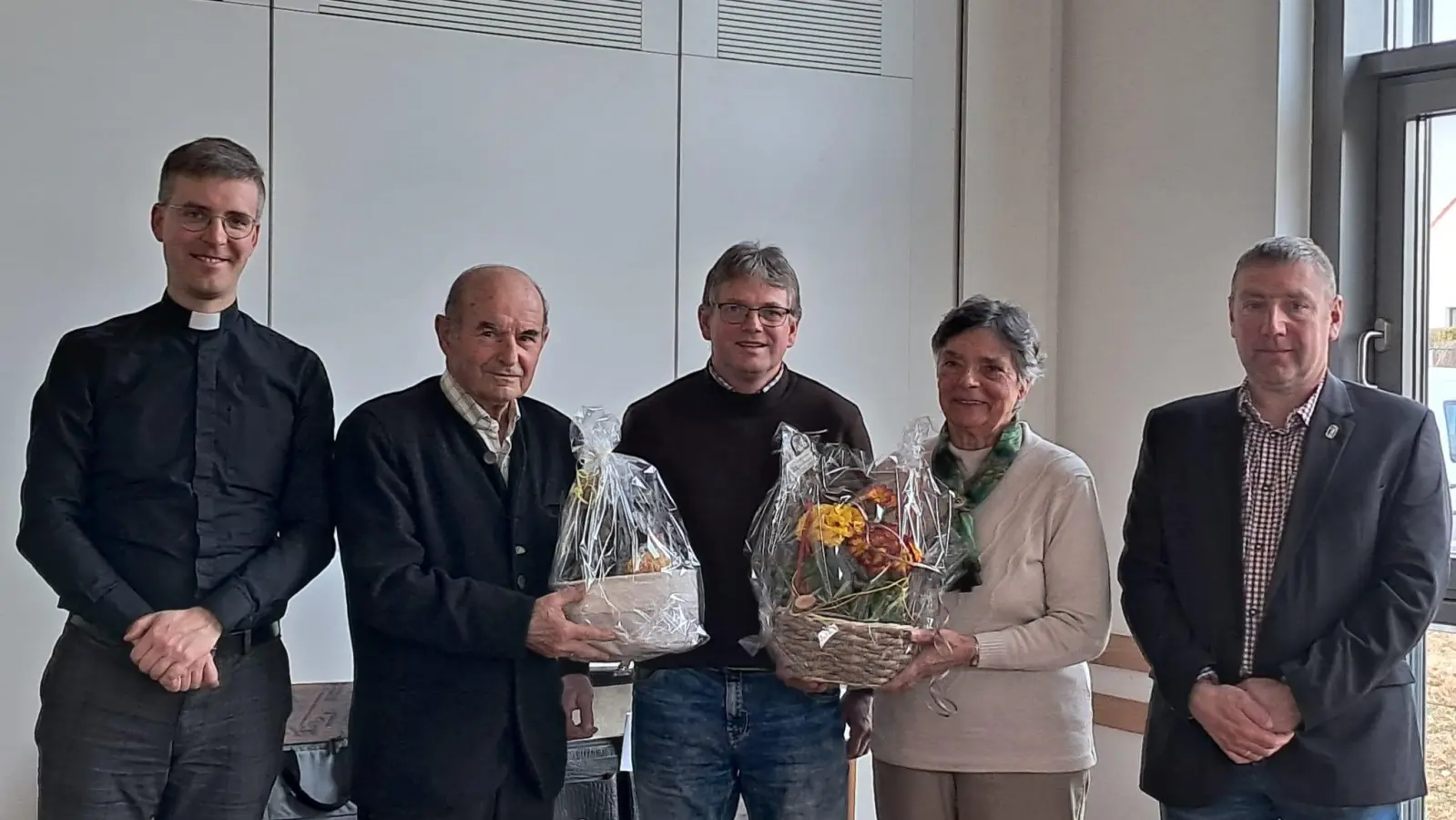 Der Gründer des regionalen Mesnerverbands, Werner Wilzek, erhält mit seiner Gattin ein Präsent für seine geleistete Arbeit von der Vorstandschaft. (Bild: Wolfgang Seegerer)