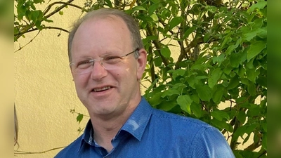 Lions-Präsidentin Martina Lampier, Clubmaster Walter Brey (links) und Clubmitglied Mirko Hägler (rechts) stellen symbolisch einen Scheck über 2000 Euro aus, der Steffi Dötsch als direkte Hilfe zugute kommt. (Bild: Claudia Völkl)