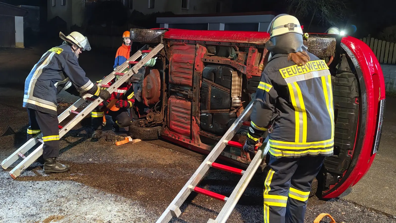 Der Unfallwagen wird stabilisiert. (Bild: Markus Kindl)