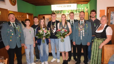 Schützenstolz: Das gab es bisher beim Schützenverein Mendorferbuch-Egelsheim noch nicht. Neben den anderen Würdenträgern konnte Schützenmeisterin Barbara Guttenberger (re) dem neuen Königspaar gratulieren. Es sind dies Thomas Scharl und seine Tochter Romina (3. und 5. von rechts) (Bild: Paul Böhm )