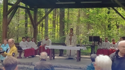 Gottesdienst im Waldforum Rupprechtsreuth mit unserem Pfarrer Thomas Kohlhepp (Bild: Stefan Diesenbacher)