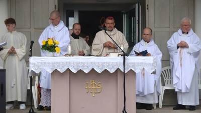 Beim Gottesdienst : von links: Militärdekan Siegfried Weber, Bischof Tomáš Bischof , Pfarrer Armin Maierhofer und Prälat Helmut Wanka (Bild: Regine Löffler-Klemsche)