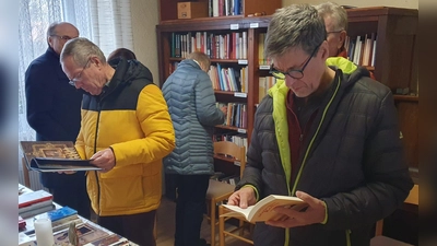 Die neue Bibliothek im Kloster St. Felix findet großes Interesse. Zur Eröffnung informierten sich viele Besucher über das Angebot an religiöser Literatur.  (Bild: mas)