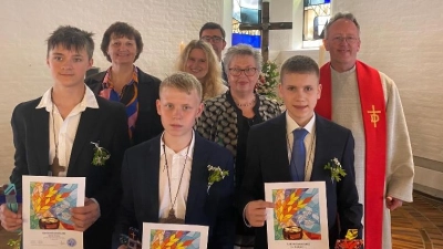 Jonas Kiener, Artur Schmidt und Kai Niederdräing (von links) wurden von Diakon Jürgen Weich in der Auferstehungskirche konfirmiert. Mitglieder des Kirchenvorstandes begleiteten den Festakt.  (Bild: Gabi Gilch)