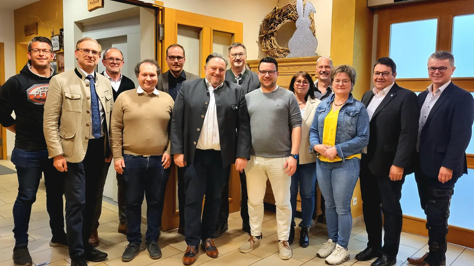 Die neu gewählte Vorstandschaft der kommunalpolitischen Vereinigung der CSU im Landkreis Schwandorf möchte den Gemeinden und Städten weiterhin Gehör verschaffen. An der Spitze der Arbeitsgemeinschaft steht Kreis- und Stadtrat Dr. Johannes Weiß aus Maxhütte-Haidhof (4. v. links) (Bild: Reiner Härtl)