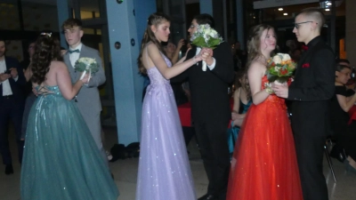 Mit ihren festlichen Kleidern waren die Wirtschaftsschülerinnen beim Abschlussball in der Aula des Gymnasiums dies Stars des Abends.  (Bild: Walther Hermann)