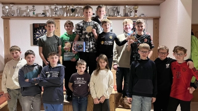 Teilnehmer Jugend-Dartturnier (Bild: Jörg Kreussel)