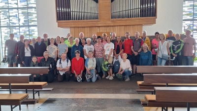 Die Teilnehmer stellen sich zum Gruppenfoto in der Pirker Kirche Auferstehung Christi (Bild: Dr. Thomas Kreuzer)